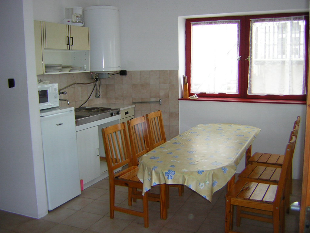 Az első emeleti apartman világos konyhája