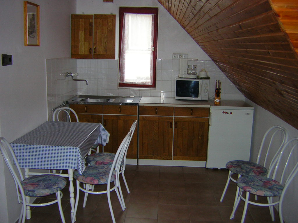 A felső szinti apartman konyhája