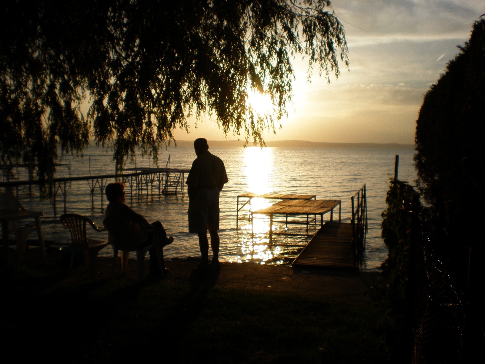 Esti beszélgetés a Balaton-parton