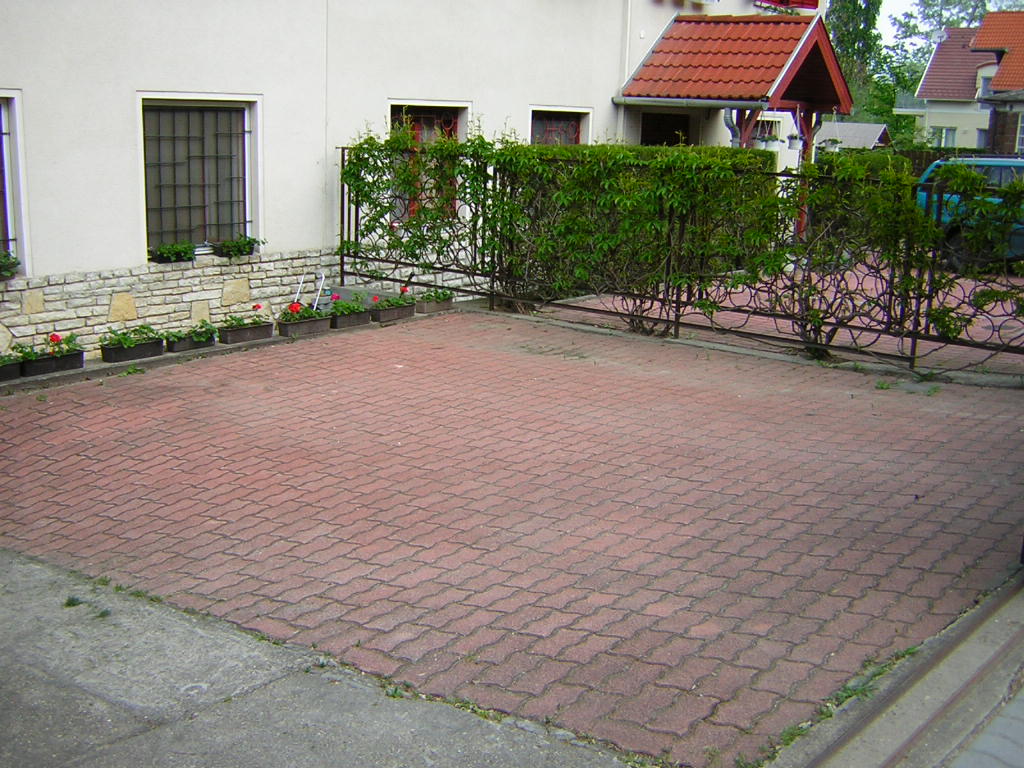 Az apartman zárt udvara és parkolója